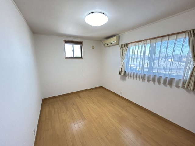 2階北側洋室6畳。クローゼットもあり、お子様のお部屋としてプライベートを確保した環境を提供できます！