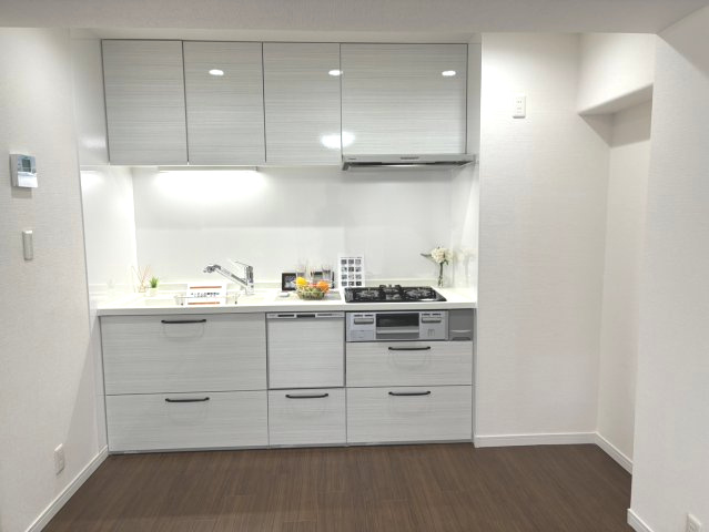白を基調とした清潔感のあるシステムキッチンです。