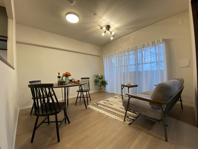 リビングダイニングの別角度写真です。ご家族が自然と集まる温かみのある明るい空間が広がっています。ダイニングテーブルやソファを置いてもゆとりがあり、ゆったりとした時間をお過ごしいただけます。