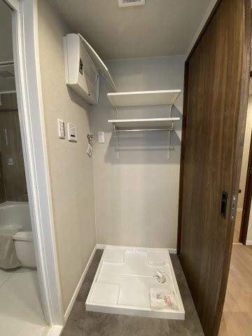 専用の洗濯機設置スペースです。周囲には洗剤や柔軟剤、ランドリーグッズを置ける余裕があり、毎日の洗濯作業を効率的に行えます。水まわりの動線上に配置されており使い勝手抜群の設計となっています。