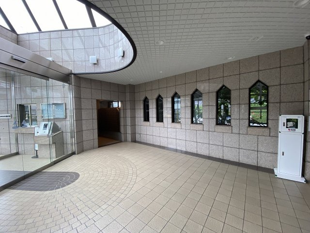 アプローチ部分のエントランスです。きれいに維持管理されており、住民や訪れるゲストを温かく迎え入れる清潔感のある佇まいです。手入れが行き届いた美しい共用部で日々の移動も快適に行うことができます。