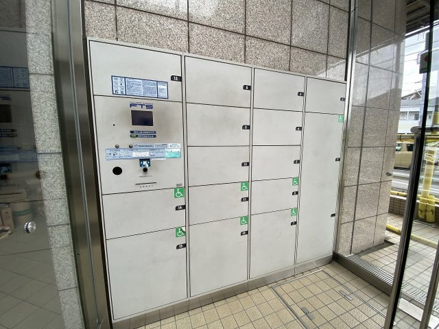 不在時でもお荷物が受け取れる宅配ボックスです。共働きのご家庭や外出が多い方、ネット通販をよく利用される方にも大変便利。対面なしで受け取れるためセキュリティ面でも安心感のある現代の必須設備です。