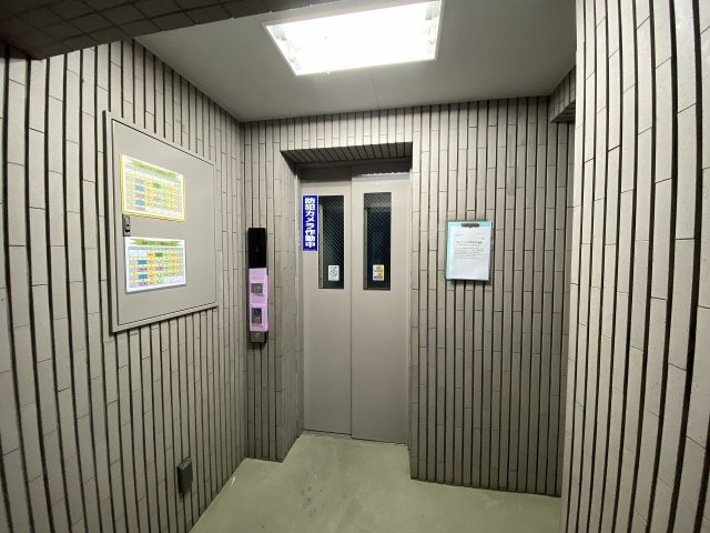 敷地内に完備されたエレベーターです。お買い物帰りで荷物が多い日や、ベビーカーをご利用の際も上階までスムーズに移動できます。日々のご利用や毎日の暮らしを安全かつ快適にサポートしてくれる設備です。