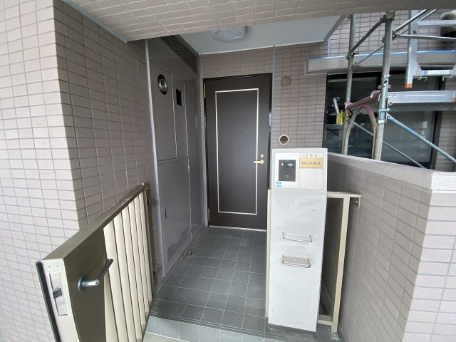 玄関前のアルコーブ・ポーチスペースです。プライバシーに配慮された構造となっており、住戸の独立性を高めています。整然と保たれた清潔感のある共有廊下で、毎日の行き帰りも安心感して移動できます。