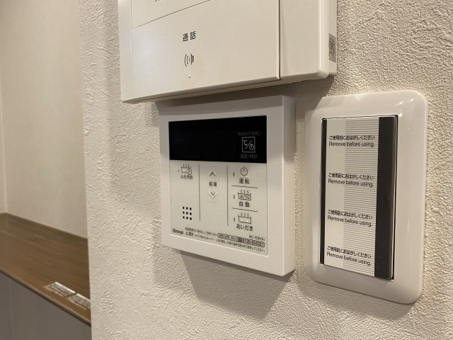 給湯器のリモコンパネルです。ワンタッチでお湯張りや保温、追い焚き操作が手軽に行えます。キッチンや浴室からの操作もスムーズで、ご家族皆さまの快適で温かなお風呂時間を心地よくサポートしてくれます。