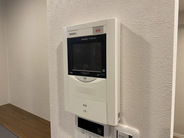 TVモニター付きインターホンです。室内から訪問者の顔と声をしっかり確認してから対応できるため、防犯面にとても優れています。お子様のお留守番時や一人での対応時にも安心感をもたらしてくれる設備です。