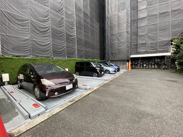 敷地内に併設された駐車場スペースです。大切なお車を敷地内で安全に保管でき、雨の日やお買い物帰りの荷物の出し入れもスムーズに行えます。