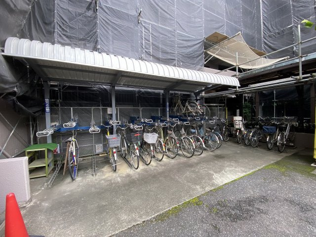 屋根付きの駐輪場スペースを完備しています。大切な自転車を雨風からしっかり守り、綺麗な状態を保つことができます。整然と区画整理されており、毎日の通勤・通学の際もスムーズに出し入れが可能です。