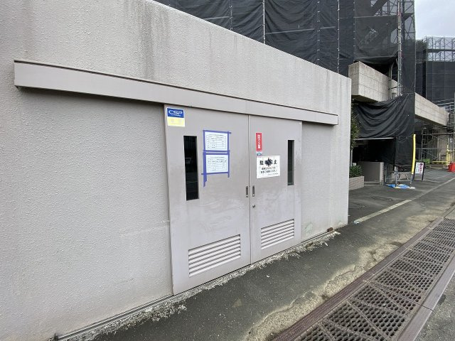 敷地内に設置された専用のゴミ置場スペースです。きれいに整理整頓・清掃が施されており、マンション全体の管理体制の良さを伺わせます。衛生的に保たれており、毎日のゴミ出しもスムーズに行える仕様です。