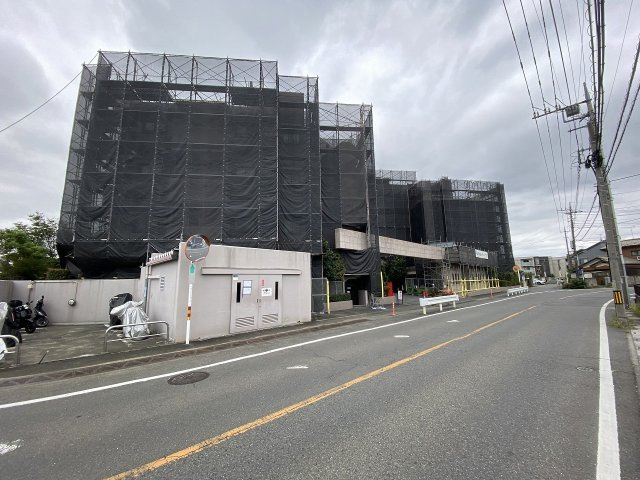 駅徒歩4分の好立地に佇む重厚感あるマンションの外観です。大規模修繕等で適切に維持管理されており、周辺には買い物施設や学校が揃うなど、利便性と快適な住環境を兼ね備えた魅力的なロケーションです。