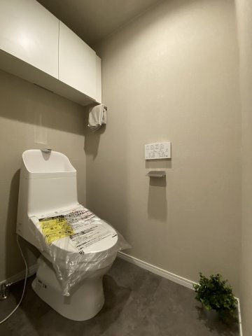 新規交換された清潔感のある温水洗浄便座付きトイレです。壁面や床も綺麗にリノベーションされており、快適なプライベート空間を実現しています。手入れもしやすく日常使いに大変便利な衛生設備となっています。