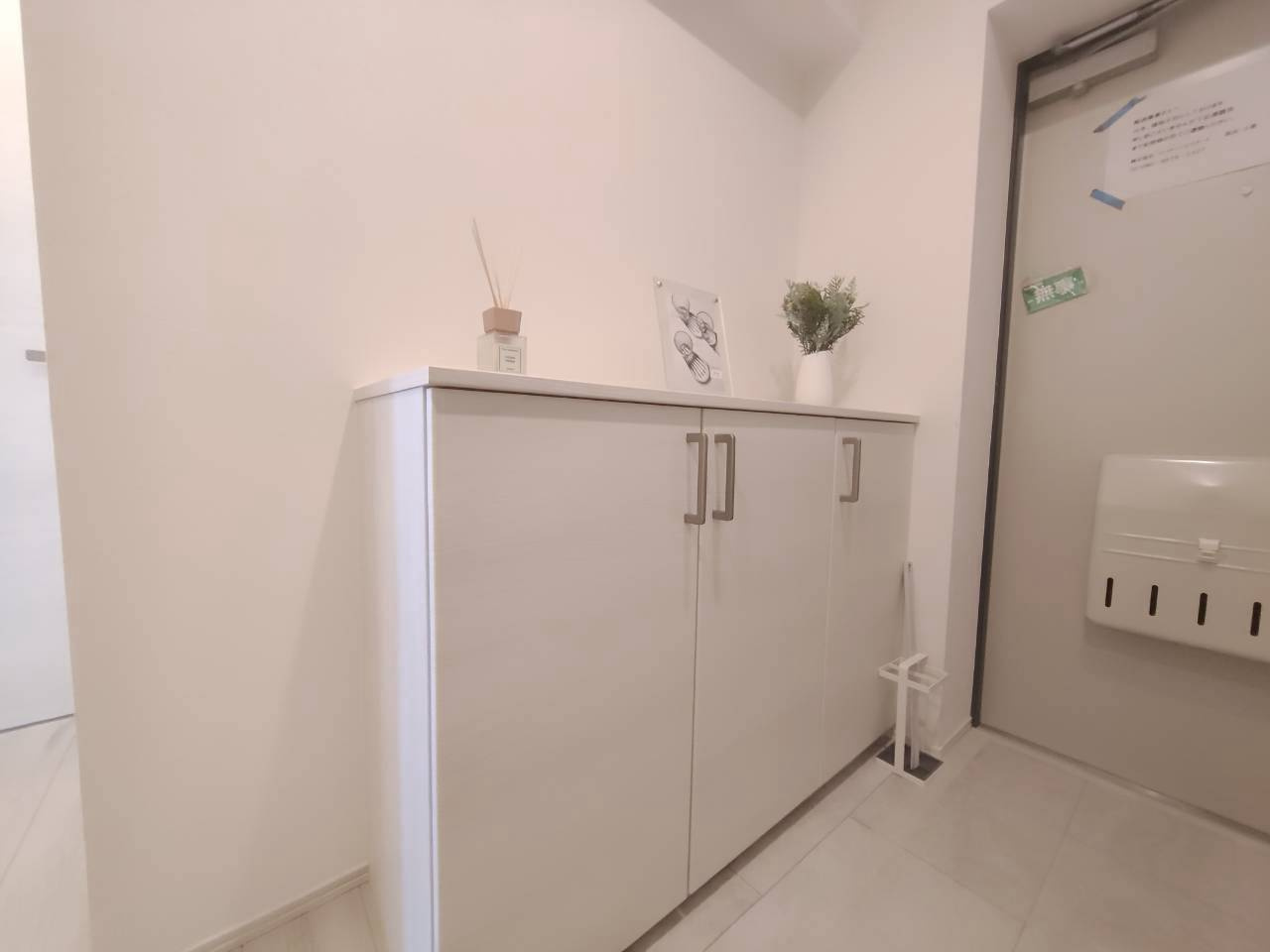 玄関にはトールタイプ＋カウンター付の収納があります。