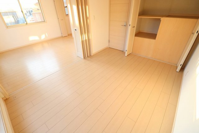 洋室約6帖。　可動間仕切りを配した洋室。　お隣の洋室を開放し、広々の空間として使うのもいいですね！