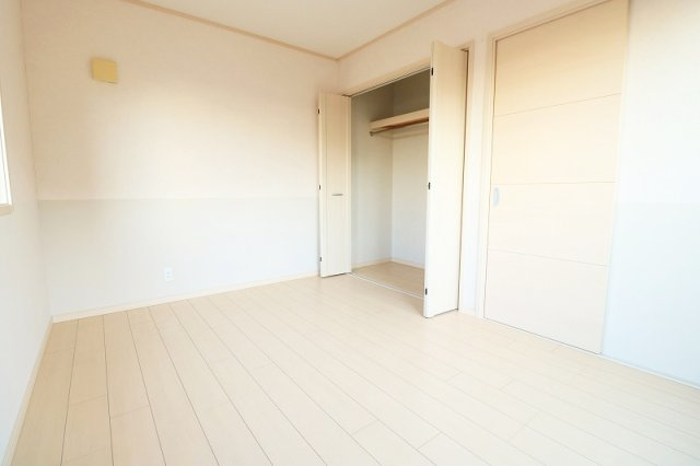 洋室約6帖。　バルコニーと面した開放感のある空間。
