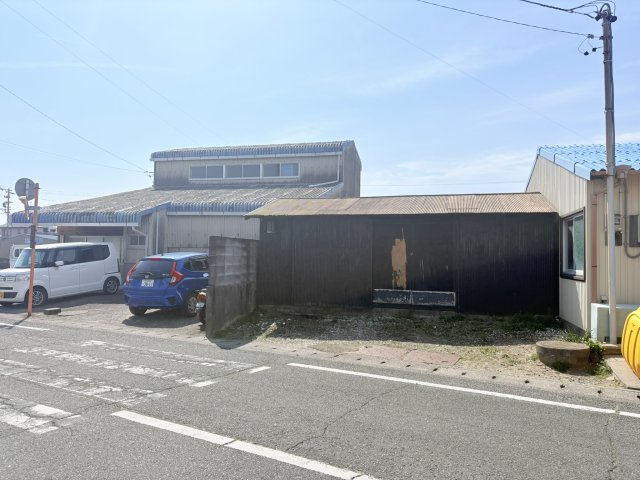 建物は解体更地渡し可能。