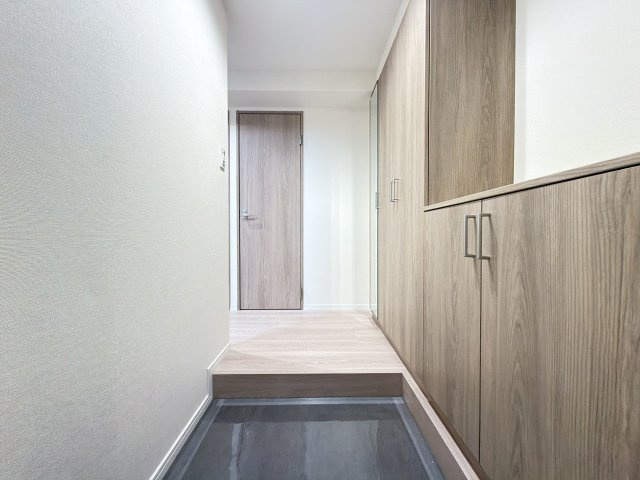 【リノベーション仕様】玄関入るとお洒落で綺麗なナチュラルの色彩です。