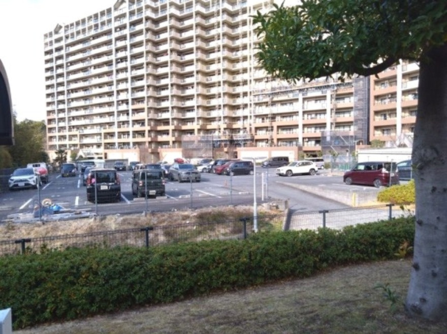 敷地内駐車場も備わっており、カーライフを楽しめます！空き状況はお気軽にお問い合わせください。
