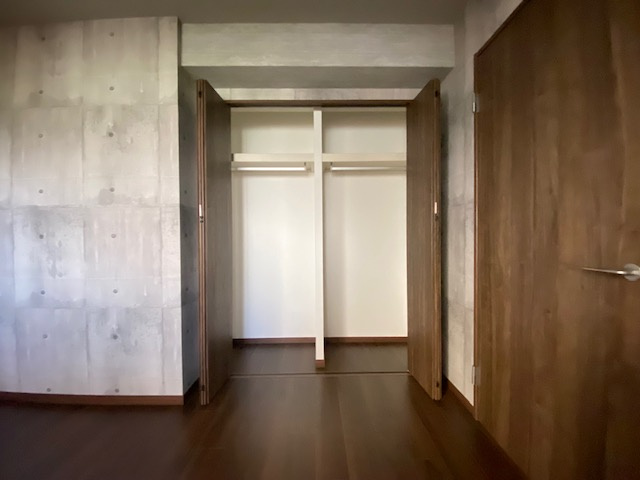 6.3帖主寝室のクローゼット！ハンガーパイプ、棚を組み合わせており、洋服や物が整理しやすいつくり。
