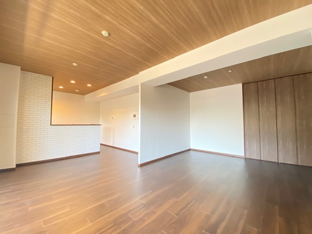 南東向きバルコニーに面した21帖LDK！カウンター付き！間取変更し、リビングを広くしました！