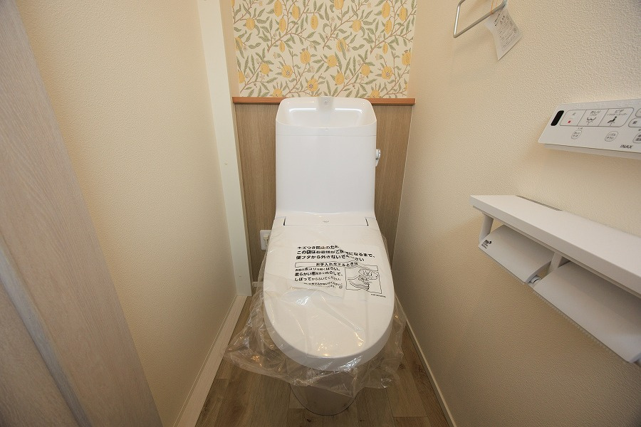 節水型トイレを設置しており、清潔感のあるデザインです。