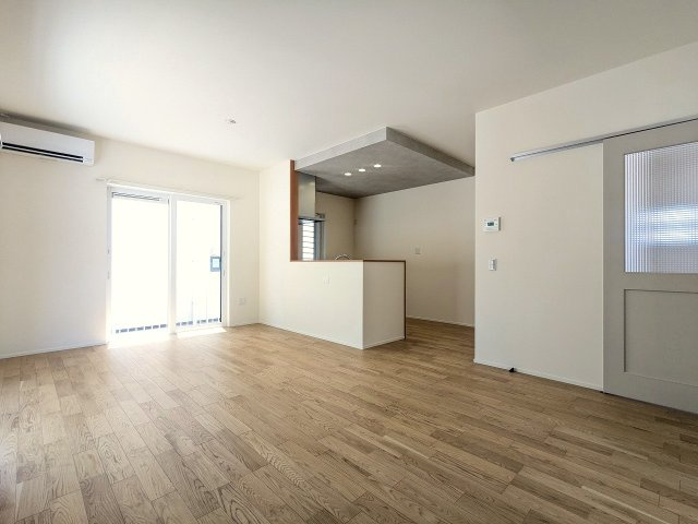 16帖の広々リビングは、家族みんながそれぞれの時間を過ごせる、自由な空間。