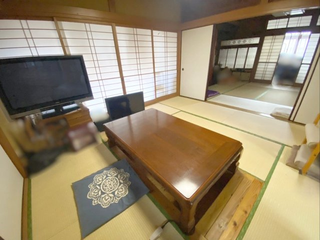 8帖の和室です！足腰に優しく、温まりやすい掘りごたつがあります！