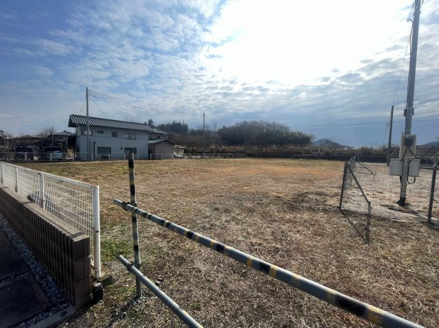 北側道路入口付近。北西から南東を撮影