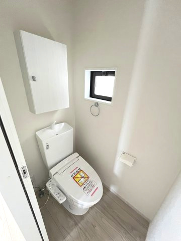 施工例。2階にもトイレです。施工例は完成時と異なる場合があります。