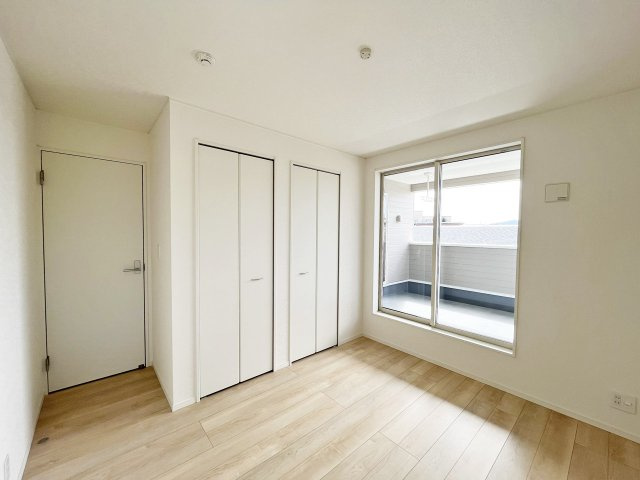 2階8帖の洋室。バルコニーのある明るいお部屋です。クローゼット完備（施工例）