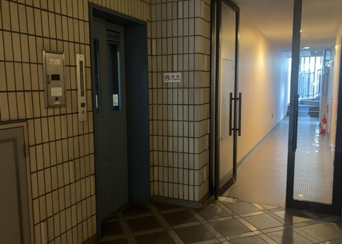 共有部分は、住民なら誰もが使える設備のこと。例えば駐車場やエレベーター、インターネット設備、セキュリティ設備などがあります。他にも、マンションの廊下・外部階段やエントランス・ゴミ置き場などがあります。