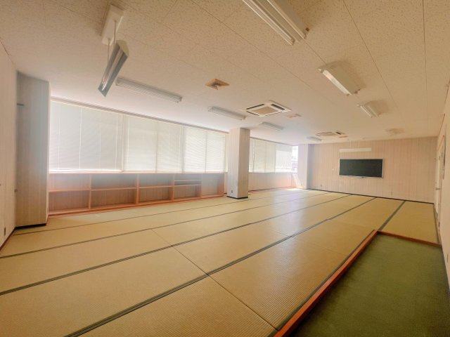 2階会議室は一面畳張りで、靴を脱いで使用できます♪