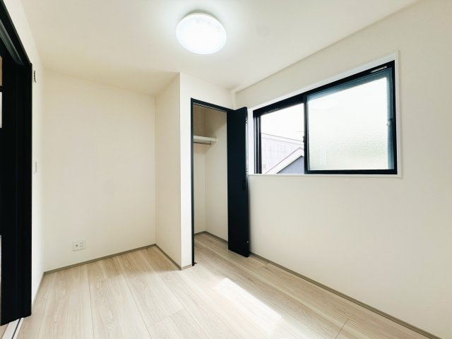 落ち着いた色調の洋室です
