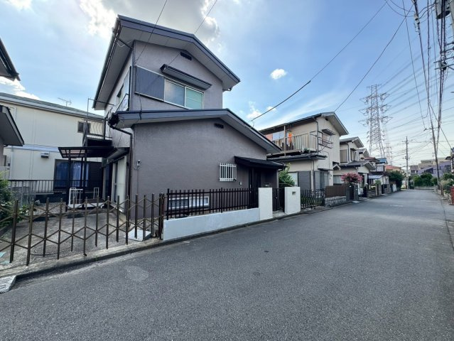 前面道路はゆとりある幅員約6mを確保！対向車とのすれ違いや車の出し入れ・駐車操作も焦らずスムーズに行えます。通り抜けの少ない落ち着いた道路環境で、運転が苦手な方でも安心してお使いいただけます。