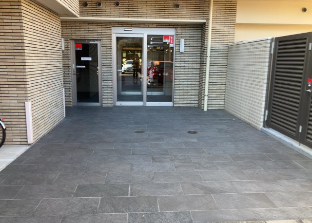 マンションのエントランスには、もともと風よけや防犯の役割がありますが、マンションによって宅配ボックスなどの設備が備わっている所もあります。日々の生活をイメージしながら生活しやすさをチェックしましょう。