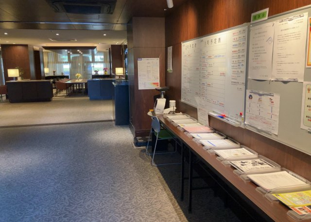 受付はマンションコンシェルジュがいる場合もあれば、管理人が滞在する小部屋を総称して呼ぶことがあります。主にエントランスに設置されていることから、防犯面でも期待ができます。防犯設備がない場合はより安心！