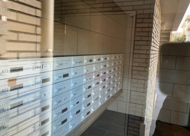 エントランス付近に設置されている集合ポストは、住んでいる部屋と離れているため、ポストをあさるなど誰かに何かされていても被害に気づきにくいです。入居する時には他人に特定されにくい番号で鍵をかけましょう！