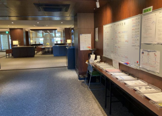 ロビーというと、エントランスと何がちがうの？と思いますよね。実はロビーとエントランスには明確な決まりはありません。物件によっては、エントランスを入って広がるある程度の広さのある空間がロビーとなります。