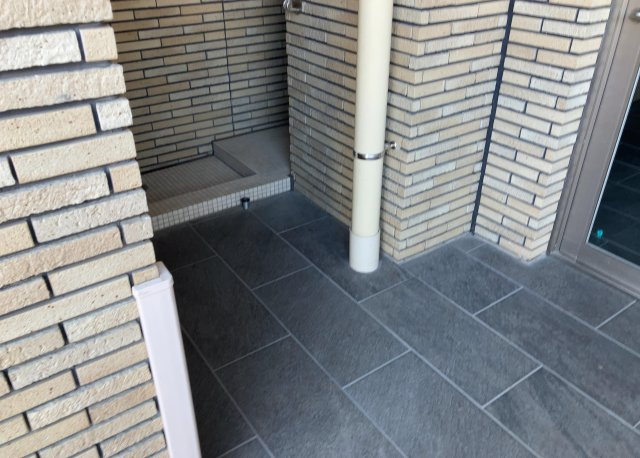 共用部分は、一棟の建物に住む区分所有者全員が共同で所有するとし、共用部分の管理、補修などは、区分所有者で形成される管理組合が行います。個人の判断で勝手に変更することはできませんので覚えておきましょう。