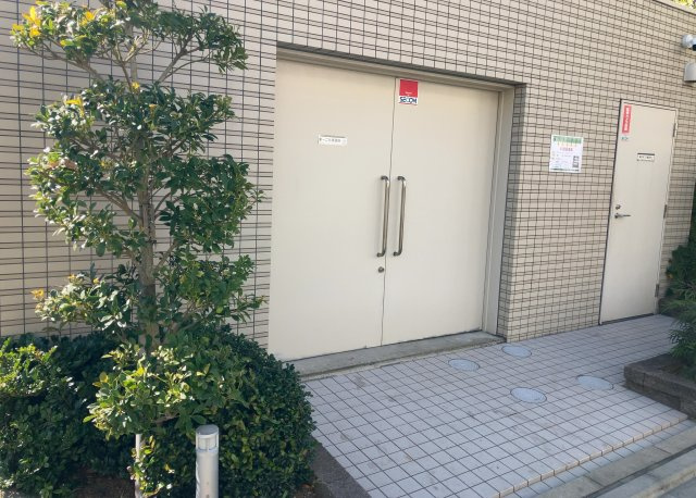 共有部分は、住民なら誰もが使える設備のこと。例えば駐車場やエレベーター、インターネット設備、セキュリティ設備などがあります。他にも、マンションの廊下・外部階段やエントランス・ゴミ置き場などがあります。