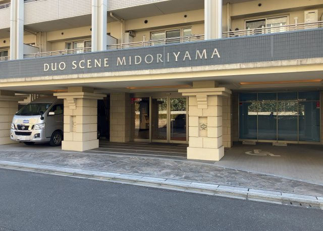 道幅が広い場所は日当たりや風通が良好です。幅が広いのですれ違いも可能ですし大きな車でも駐車可能！一方で、大型車が通ることも多くなるため交通量の増加により騒音に繋がります。また土地の値段が高くなります。