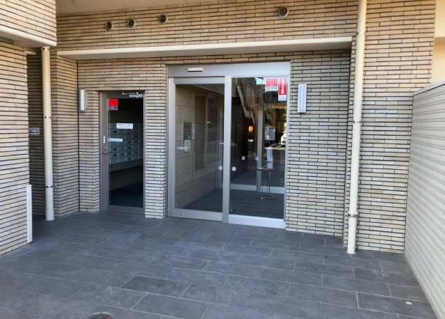 玄関は家の顔でもあり、家族以外の目にも止まる場所です。玄関は外との間を仕切る扉、靴などをしまっておく収納スペース、靴脱ぎのたたきスペース、来客とのやり取りをするドアホンなど複数のアイテムからなります。