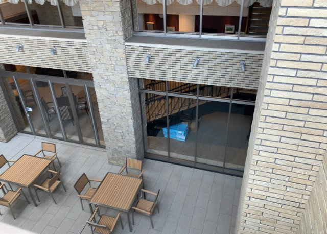 共有部分は、住民なら誰もが使える設備のこと。例えば駐車場やエレベーター、インターネット設備、セキュリティ設備などがあります。他にも、マンションの廊下・外部階段やエントランス・ゴミ置き場などがあります。