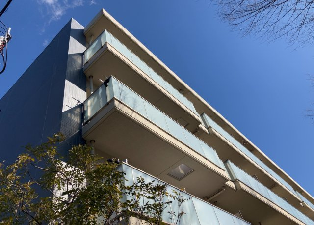 一般的なバルコニーは、奥行1.5ｍ程ですが、ワイルドバルコニーは2ｍまで広がっています。そのため洗濯物の間隔をあけ干すことができ、乾きやすいというメリットや、ガーデニングが楽しめる等の特徴があります。