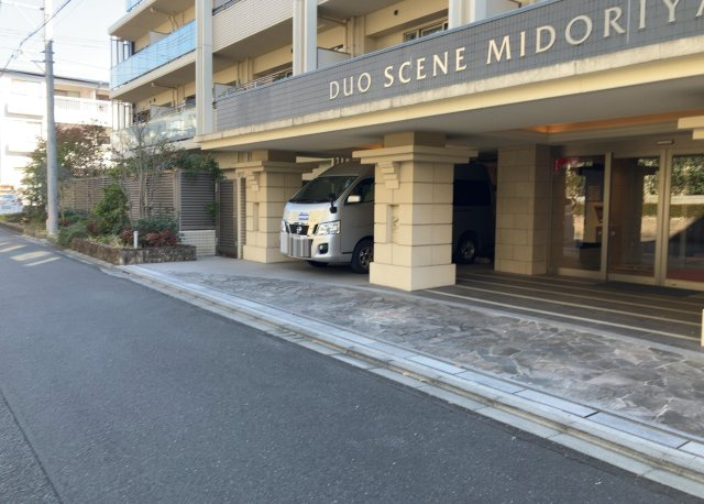 マンションの駐輪場は、事前に空きがあるか確認を取ると安心です。せっかく入居したのに駐輪スペースがない！なんてことになったら大変ですよね。そこで、内見時や購入前にはまず事前に確認しておくと良いでしょう。