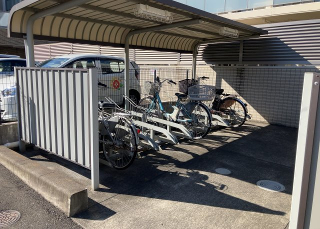 車一台あたりに必要なスペースは、標準サイズの普通自動車で横幅2m50cm、長さ5mは必要になります。ただし、乗降のことも考慮して横幅3m30cm、長さ5m50cmほどは確保できるところを選びましょう。