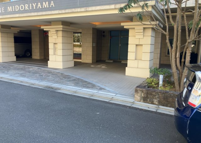 駐車場と明記されていても、最小スペースでつくられた駐車場だと大型車は駐車できなかったり、出入りしにくくなったりする可能性があります。お車のサイズと購入したい物件の駐車場のサイズを現地で確認しましょう。