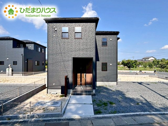 ブラックを基調としたスタイリッシュなデザイン、落ち着いた雰囲気を演出。洗練されたデザインが日常を特別なものにします。