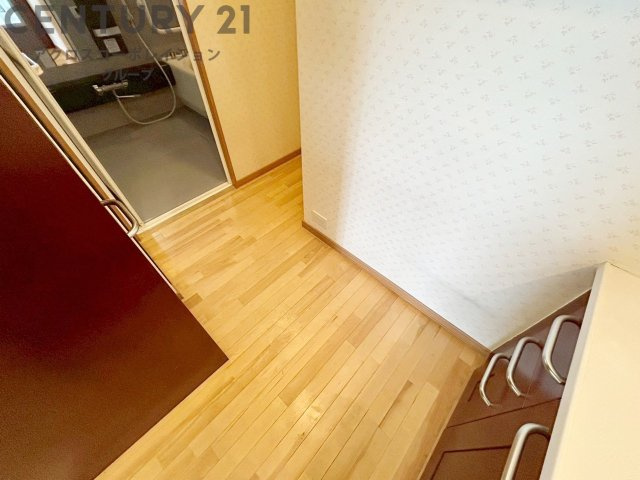 衣服の収納や脱ぎ着や整理整頓がしやすく、湿った衣類を乾燥させるスペースがありカビや臭いの発生を防ぎます。床の汚れを他の部屋に持ち込まず清潔を保つことができます。また快適な入浴環境の整備にも役立ちます。