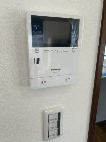 玄関のドアを開けることなく来客の顔や声を確認できるので安心して対応できますね。