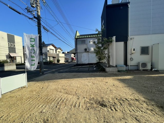 周辺は落ち着いた住宅街で、前面道路との高低差も少なく使いやすい更地です。敷地形状が素直で、建物配置や駐車計画が立てやすい点も魅力。近隣建物との距離も確保され、圧迫感の少ない印象です。